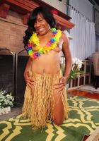 ATK Exotics: Serenity Evans (Ebony Serenity spreads her pussy)