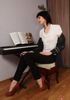 ATK Natural & Hairy: Lia (Lia spreads her hairy man milker.)